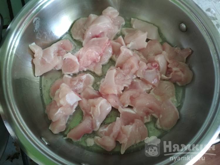 Рецепт: Подлива из курицы | Простая подлива из куриного филе с томатной пастой и сметаной