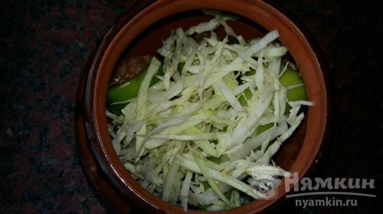 Тушеный перец с мясом и капустой в горшочке - фото шаг 4