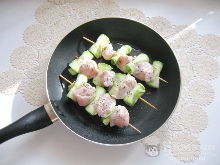 Шашлык из курицы с кабачком на сковороде - фото шаг 4