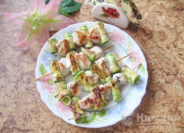 Шашлык из курицы с кабачком на сковороде - фото шаг 5