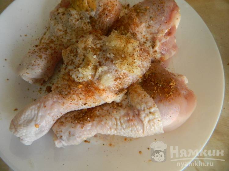 Куриные голени в кефирно-чесночном маринаде в духовке - фото шаг 2