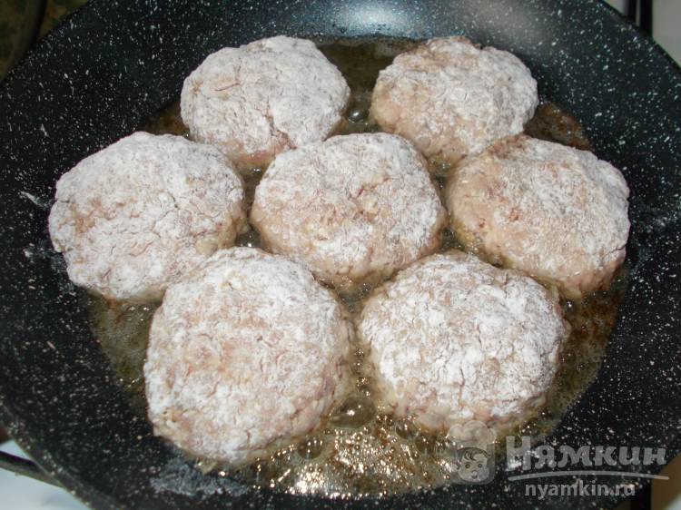 Мясные котлеты с геркулесом на сковороде - фото шаг 6