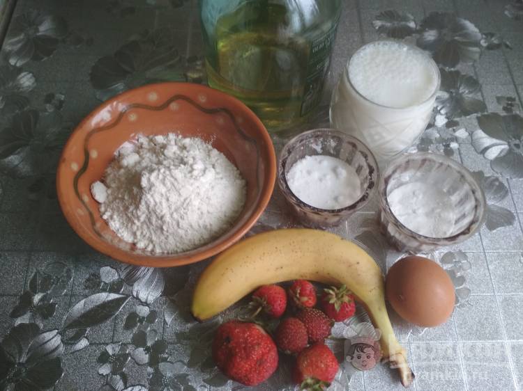 Оладьи с клубникой и бананами на кефире - фото шаг 1