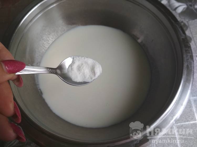 Оладьи с клубникой и бананами на кефире - фото шаг 2