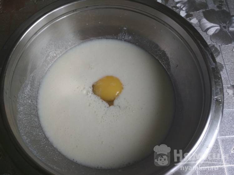 Оладьи с клубникой и бананами на кефире - фото шаг 3