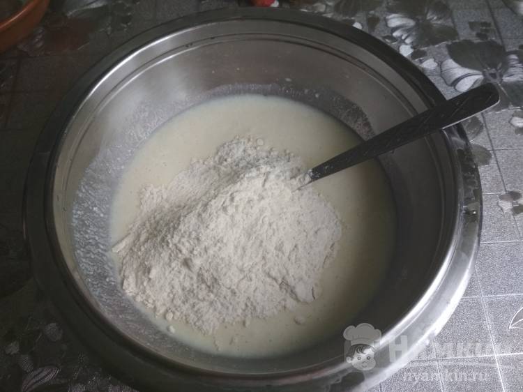 Оладьи с клубникой и бананами на кефире - фото шаг 4