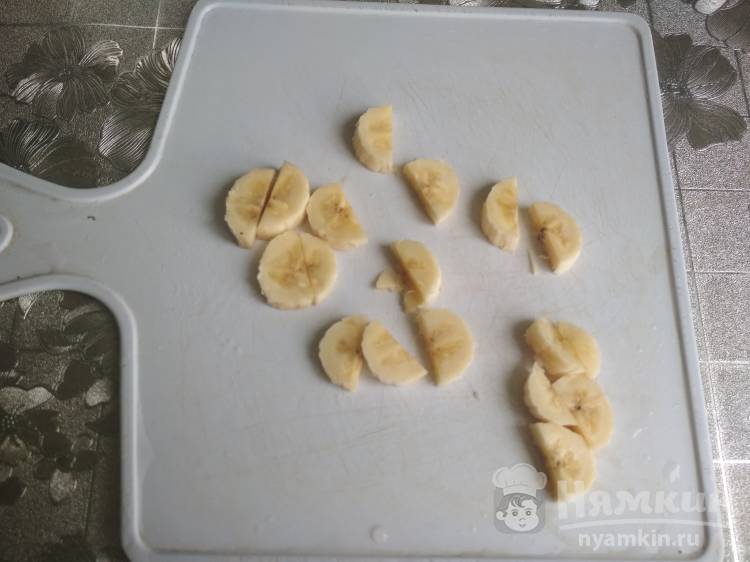 Оладьи с клубникой и бананами на кефире - фото шаг 6