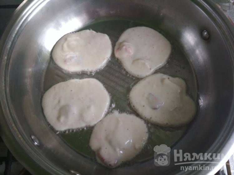 Оладьи с клубникой и бананами на кефире - фото шаг 8