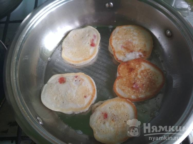 Оладьи с клубникой и бананами на кефире - фото шаг 9