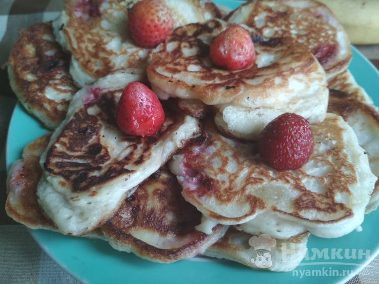 Оладьи с клубникой и бананами на кефире - фото шаг 10