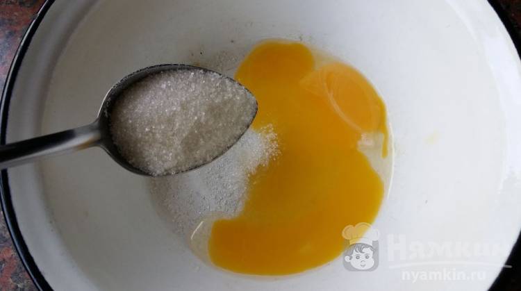Вареники с клубникой из теста на желтке и кефире - фото шаг 1