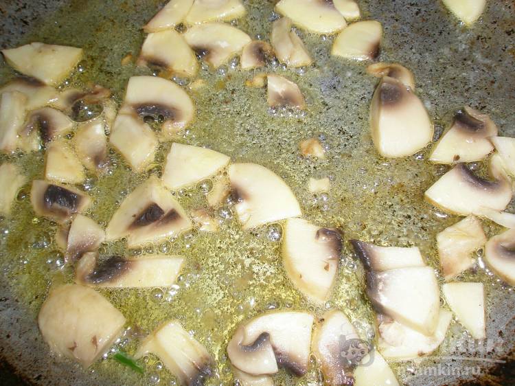 Яичница на сливочном масле с помидорами и шампиньонами - фото шаг 2