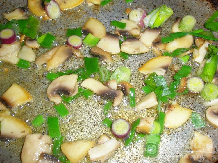 Яичница на сливочном масле с помидорами и шампиньонами - фото шаг 3