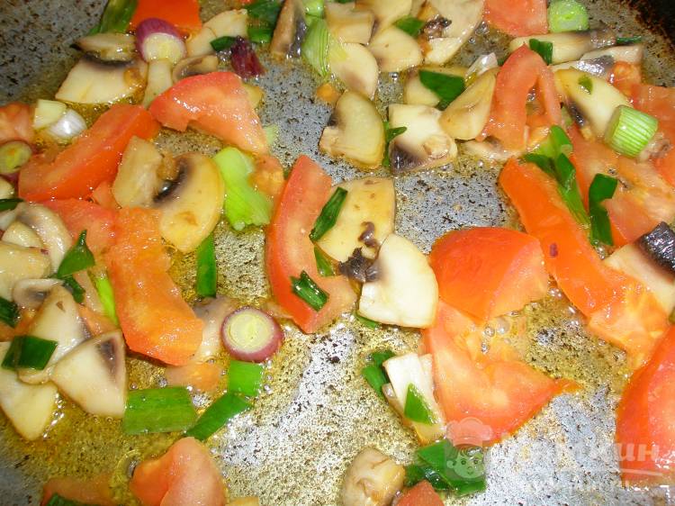 Яичница на сливочном масле с помидорами и шампиньонами - фото шаг 4