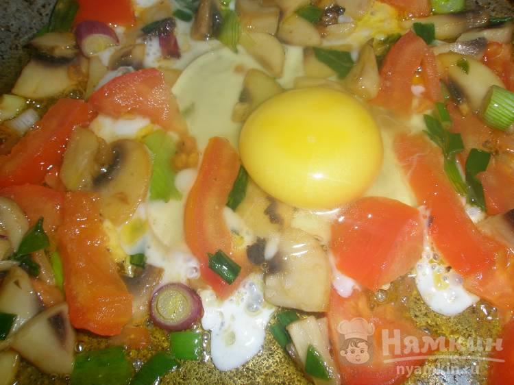 Яичница на сливочном масле с помидорами и шампиньонами - фото шаг 5