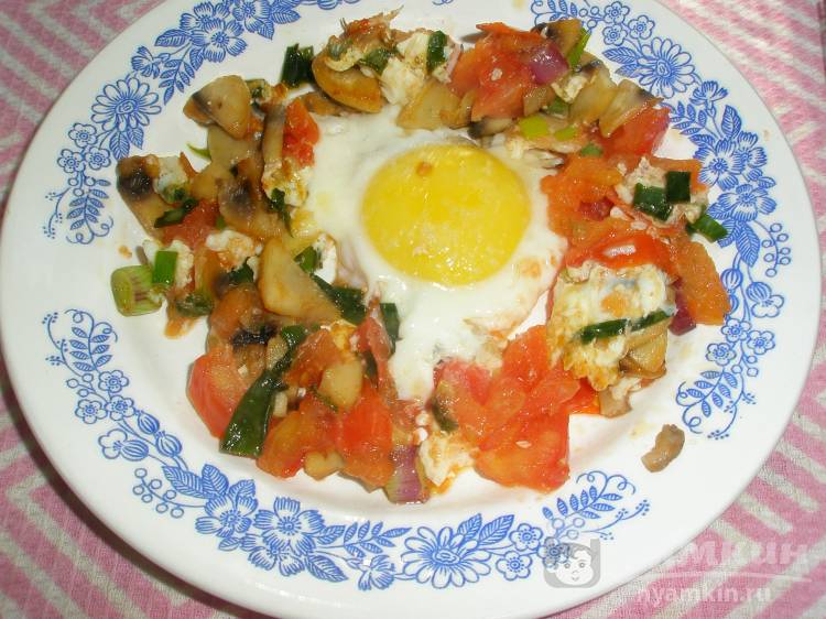 Яичница на сливочном масле с помидорами и шампиньонами - фото шаг 6