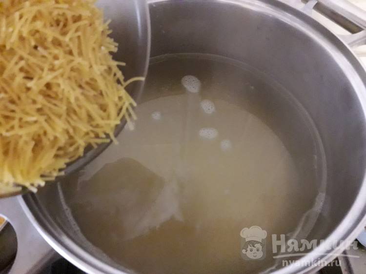 Быстрый супчик на курином бульоне с лапшой без мяса - фото шаг 5