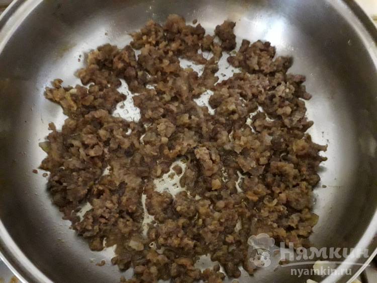 Яичница с фаршем и зеленью укропа - фото шаг 1