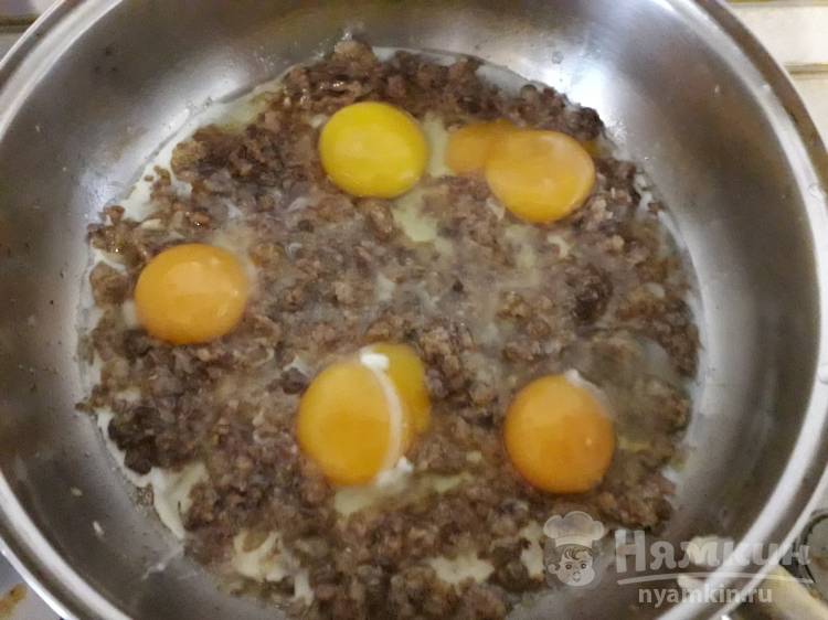Яичница с фаршем и зеленью укропа - фото шаг 3