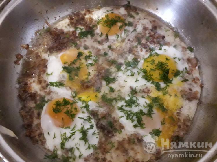 Яичница с фаршем и зеленью укропа - фото шаг 5