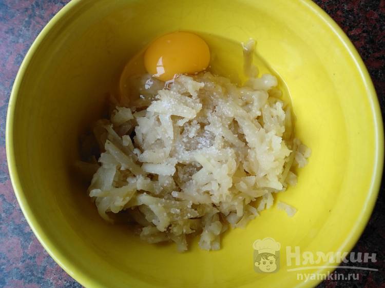 Картофельные котлеты со свежим огурцом и чесноком - фото шаг 2