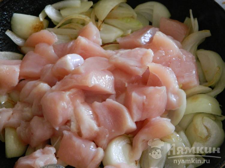 Куриное филе жареное с луком и горчицей на сковороде  - фото шаг 2