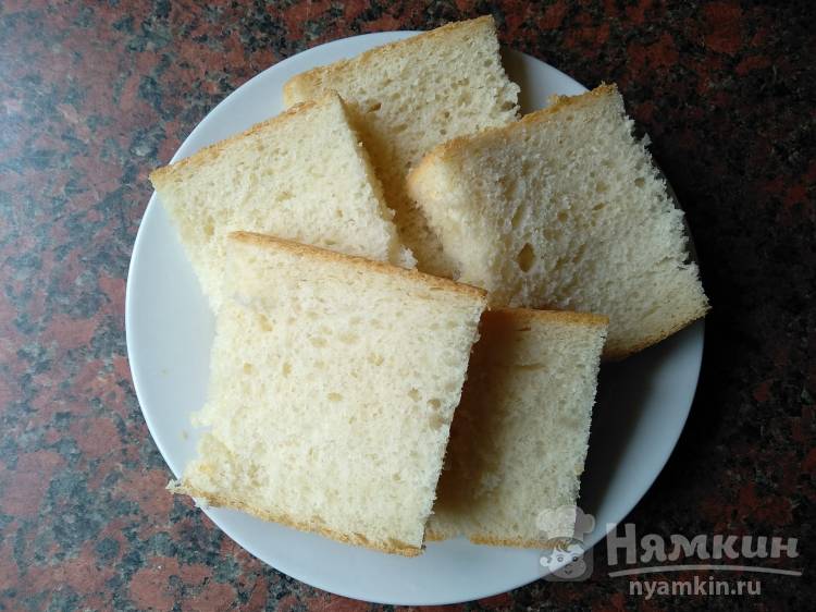 Сладкие гренки в клубничном сиропе с корицей - фото шаг 1