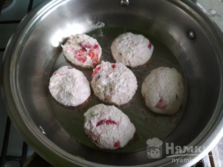 Клубничные сырники - фото шаг 7