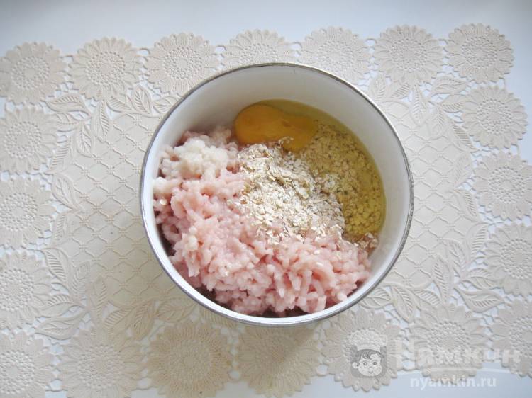 Куриные котлеты с овсяными хлопьями - фото шаг 2