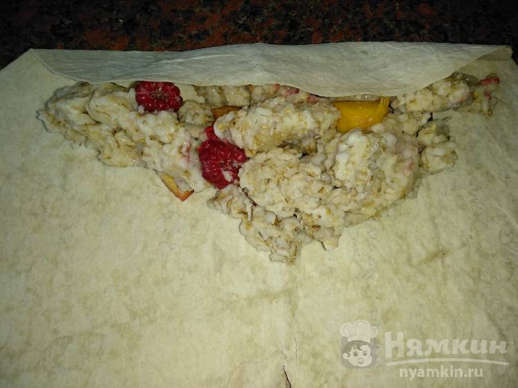 Сладкий рулет из лаваша с овсянкой персиком и малиной - фото шаг 3