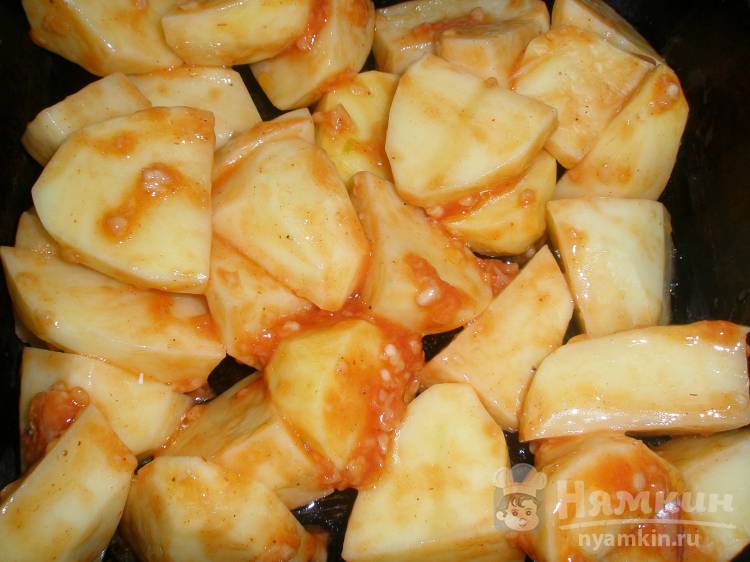Картошка по-деревенски с томатом и чесноком - фото шаг 3