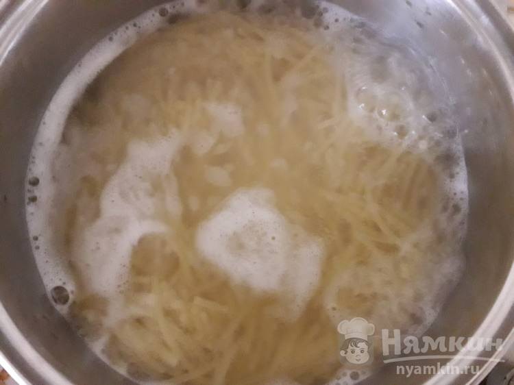 Спагетти с овощами и копчёной колбасой на сковороде - фото шаг 1