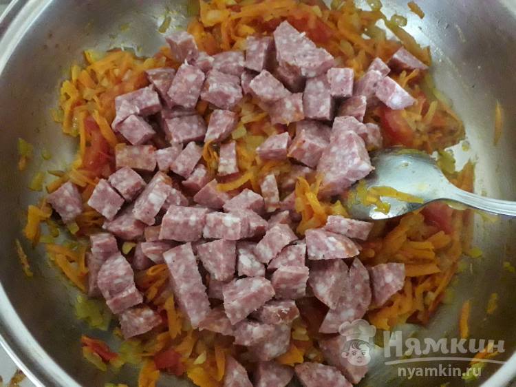 Спагетти с овощами и копчёной колбасой на сковороде - фото шаг 9