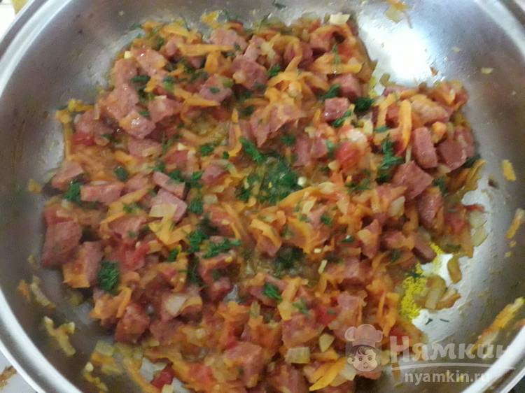 Спагетти с овощами и копчёной колбасой на сковороде - фото шаг 10