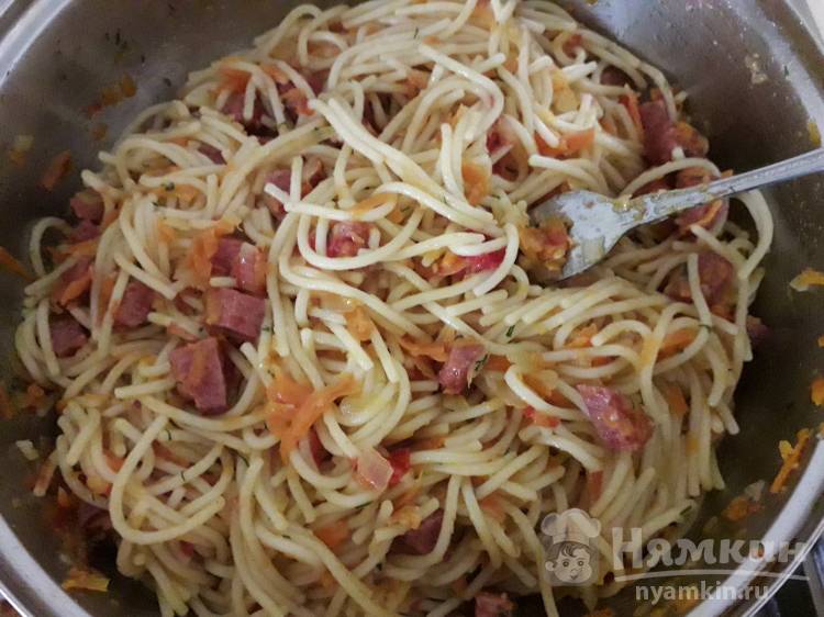 Спагетти с овощами и копчёной колбасой на сковороде - фото шаг 11