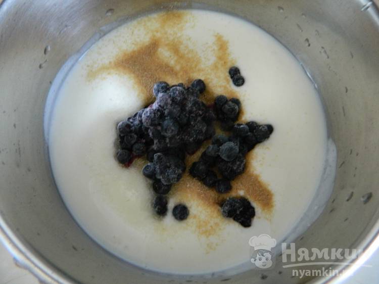 Коктейль с йогуртом, черникой и отрубями в блендере - фото шаг 2