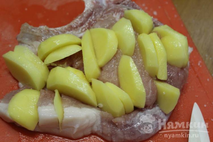 Мясо с картофелем и луком в духовке - фото шаг 2