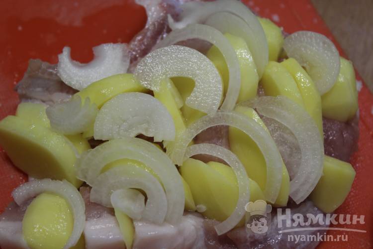 Мясо с картофелем и луком в духовке - фото шаг 3