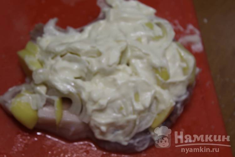 Мясо с картофелем и луком в духовке - фото шаг 4