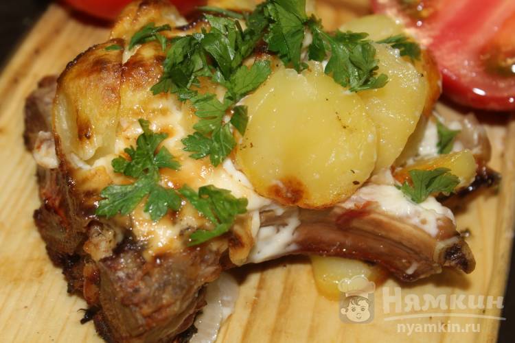 Мясо с картофелем и луком в духовке - фото шаг 6