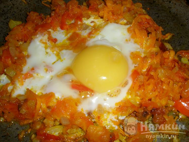 Яичница с овощами на сале - фото шаг 5