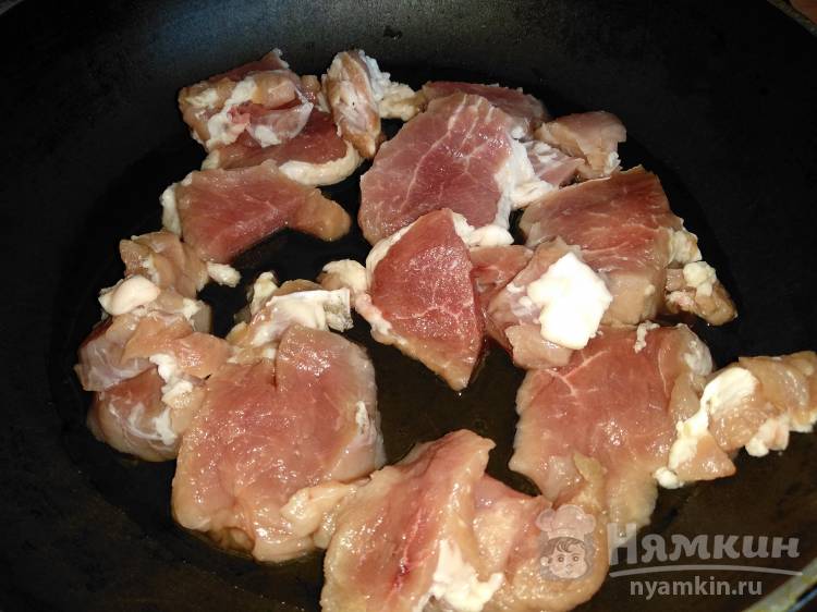 Жареное филе свинины с овощами и чесноком на сковороде - фото шаг 1