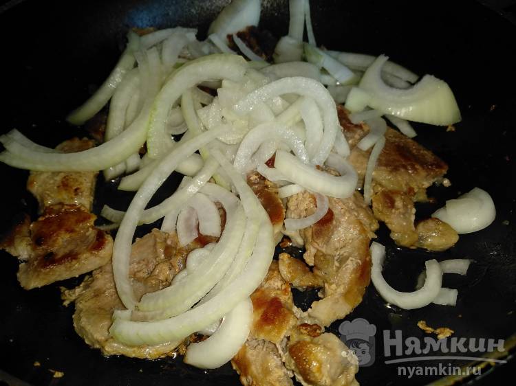 Жареное филе свинины с овощами и чесноком на сковороде - фото шаг 2