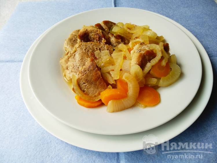 Жареное филе свинины с овощами и чесноком на сковороде - фото шаг 4