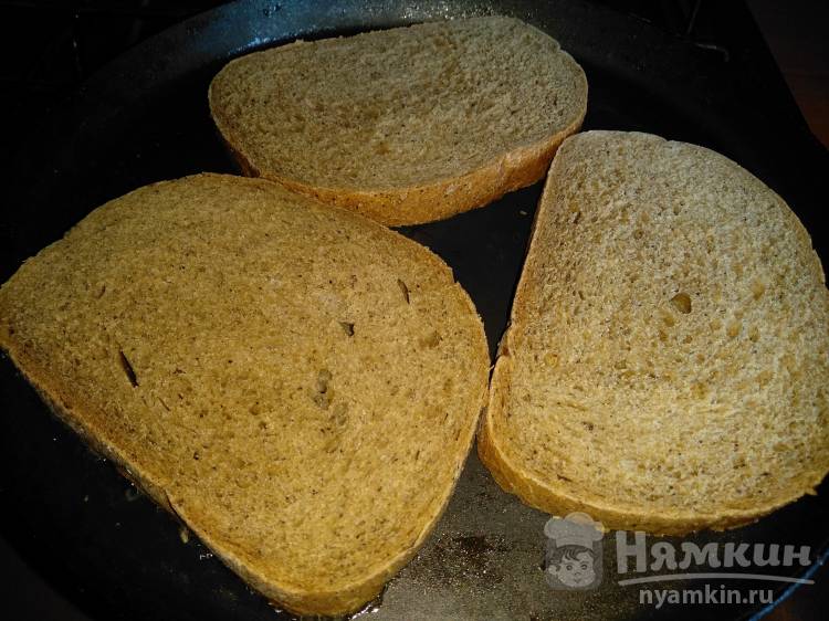 Гренки из черного хлеба с брынзой, яйцом и овощами - фото шаг 2