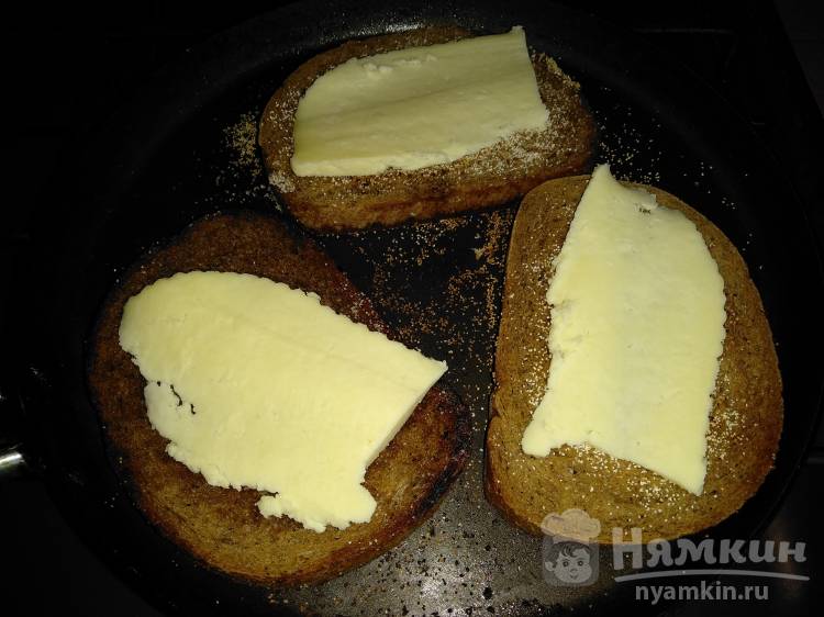 Гренки из черного хлеба с брынзой, яйцом и овощами - фото шаг 3