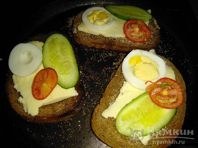 Гренки из черного хлеба с брынзой, яйцом и овощами - фото шаг 4