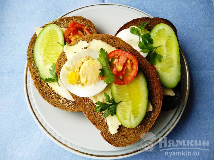 Гренки из черного хлеба с брынзой, яйцом и овощами - фото шаг 5