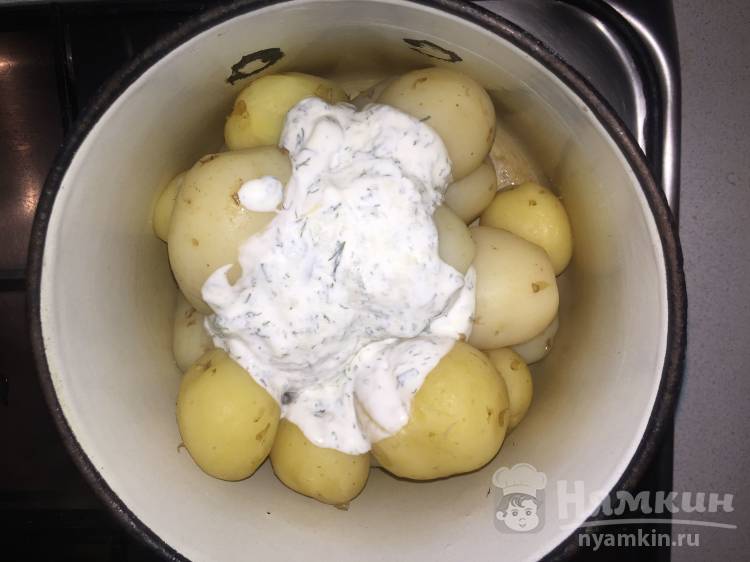 Мини картофель в духовке, запеченный с чесноком и сметаной