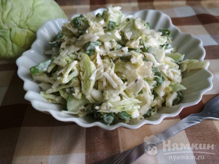 Приготовление салата со свежей капустой и огурцом: